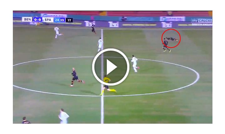 Piłkarz Benevento przewrócił się i... okiwał dwóch rywali! [VIDEO]